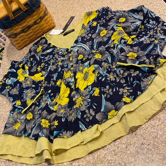 Gracila Tops - NWT Gracila Top 2XL Floral Navy Blue? Yellow?